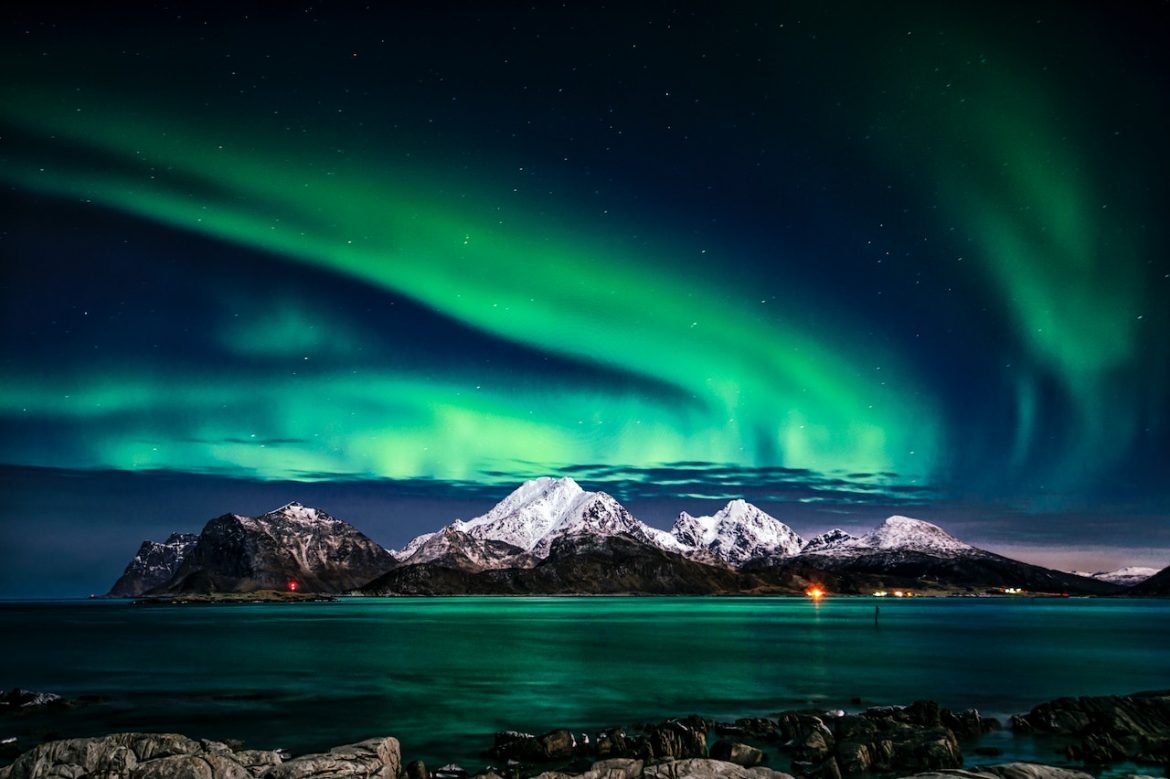 Fiordy i zorza polarna powody, dla których warto zobaczyć Norwegię.