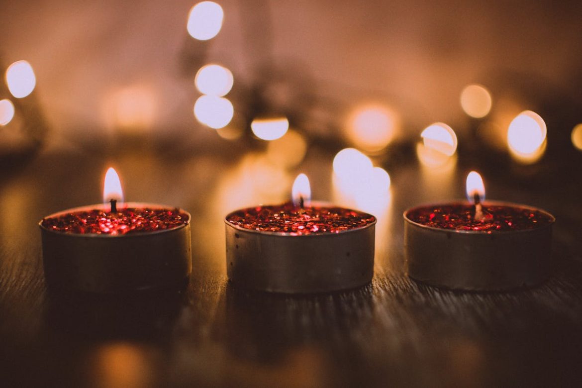 Świąteczne świece zapachowe – Twoja droga do magicznego nastrajania